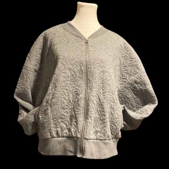 Gap women’s Gray Quilted Bomber Jacket Size XXL
BIN C - Picture 1 of 7